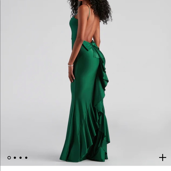 Her markets emerald gown - Picture 3 of 4